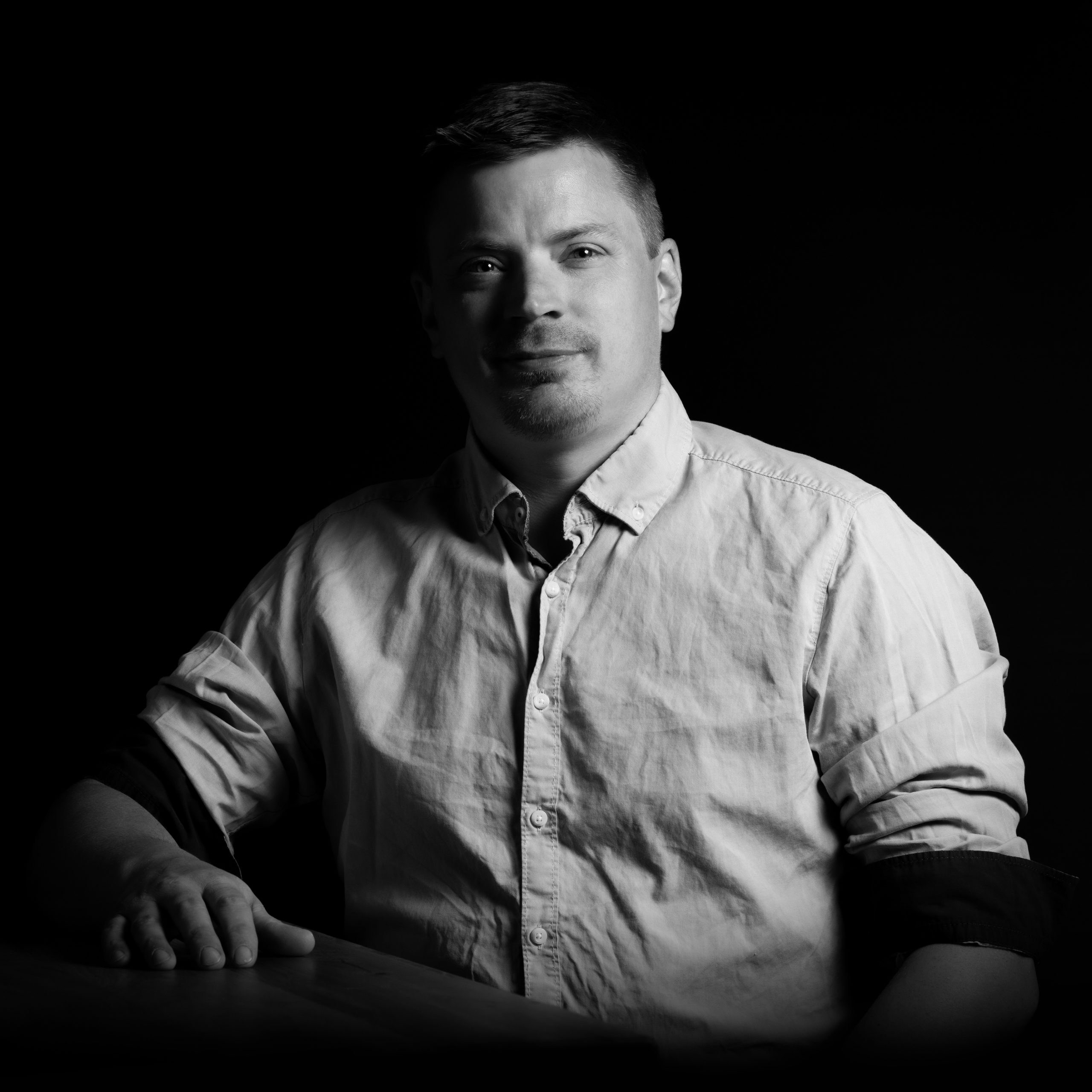 Portrait des Projektmanagers von ETTLIN LUX in schwarz weiß