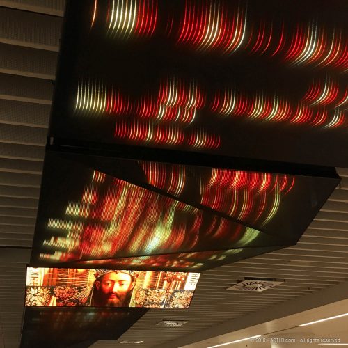 Leuchtende Deckenbespannung am Flughafen Brüssel mit Bildschirmdarstellung