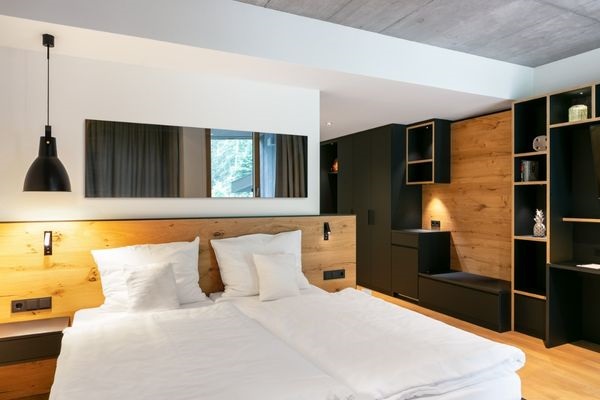 Ein Hotelzimmer mit einem Spiegel über dem Kopfteil des Bettes hängen