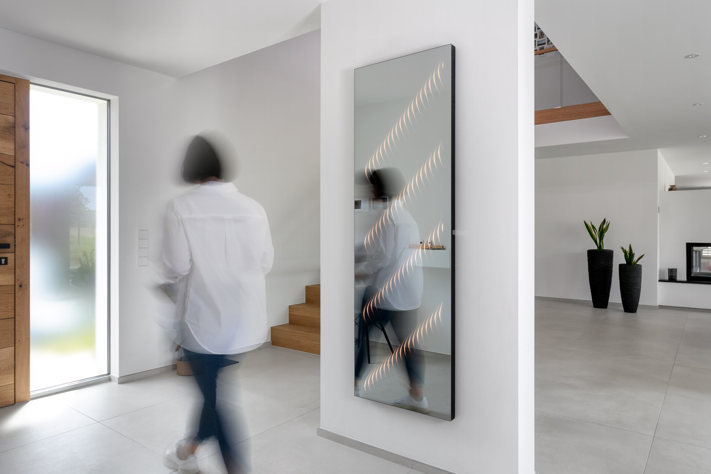 Ambiloom® Mirror 1700 ist ein moderner Ganzkörperspiegel mit ambienter Beleuchtung in der Spiegelung.