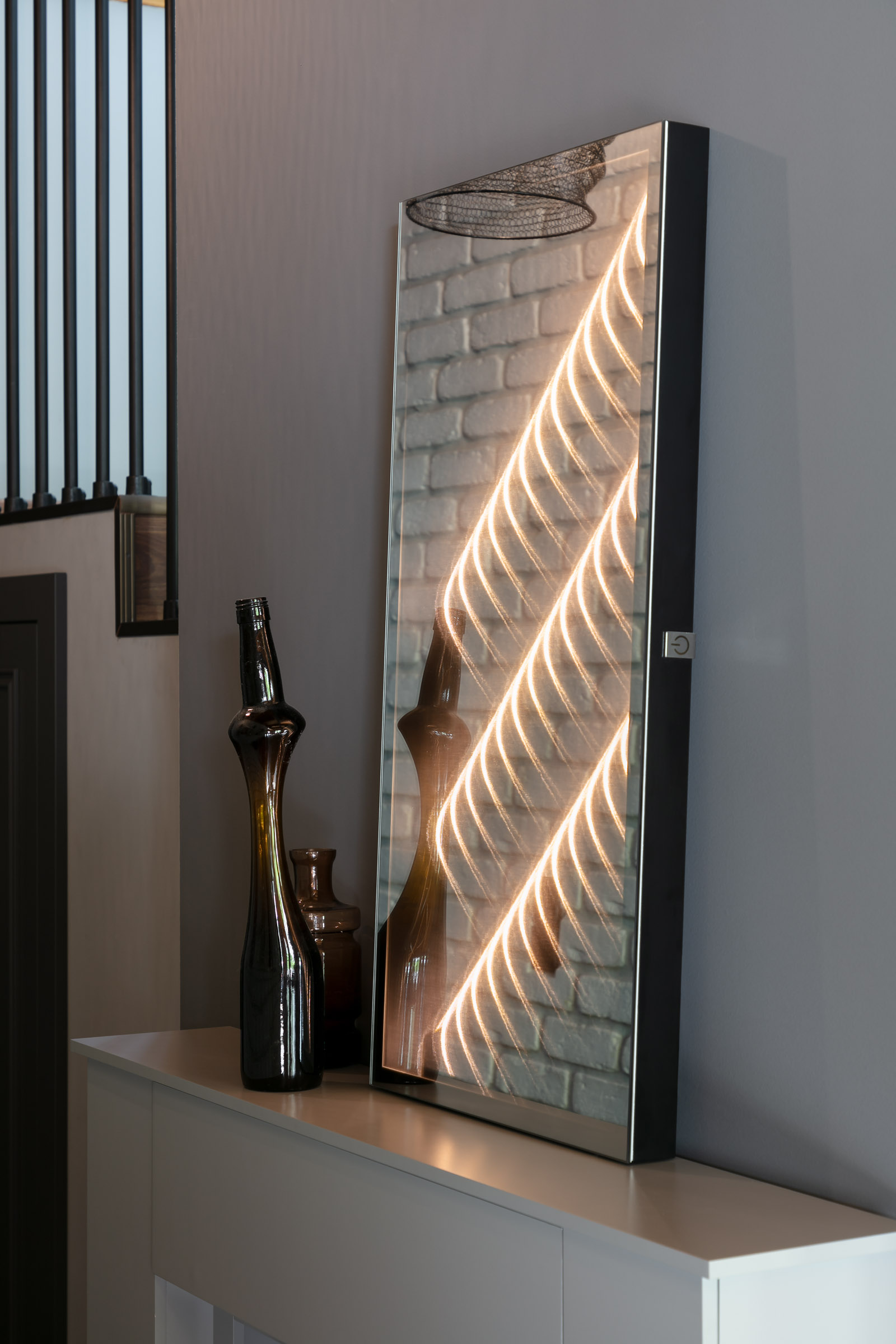 Ambiloom® Mirror 800, ein moderner Wandspiegel mit ambienter Beleuchtung im Flur.