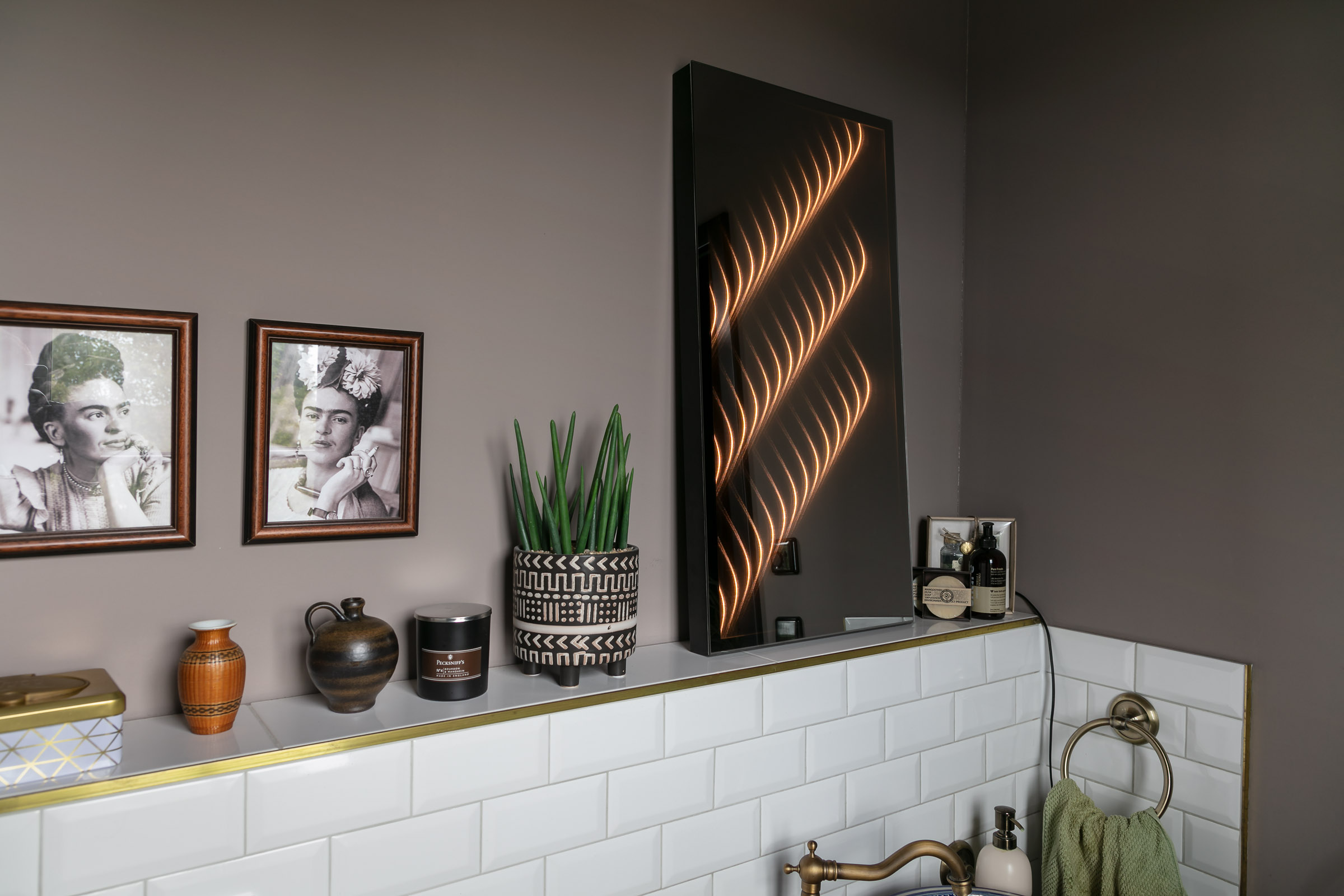 Ambiloom® Mirror 800, ein moderner Wandspiegel mit ambienter Beleuchtung im Badezimmer..