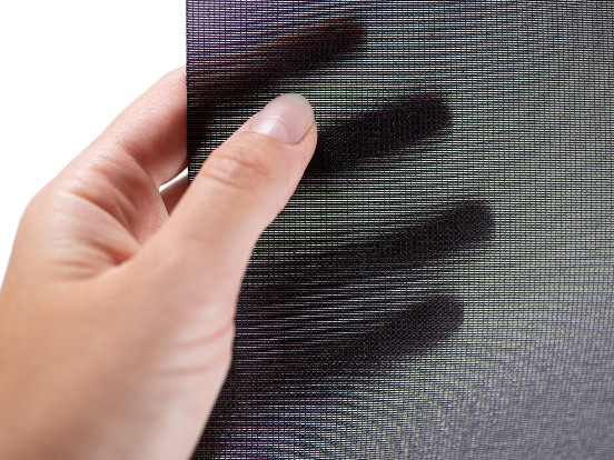 Das Textil Decolux schwarz gehalten von einer weiblichen Hand