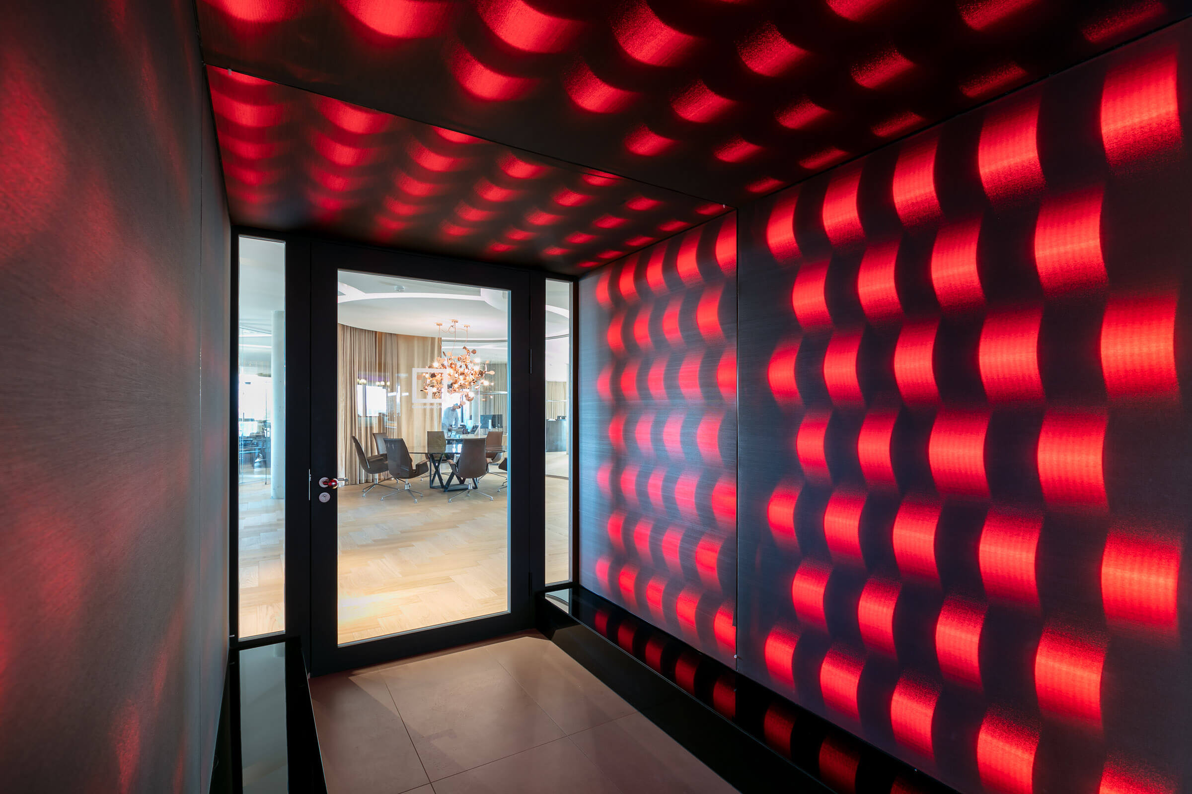 LED Leuchtrahmen in rot mit Blick auf die Glastür zum Büro