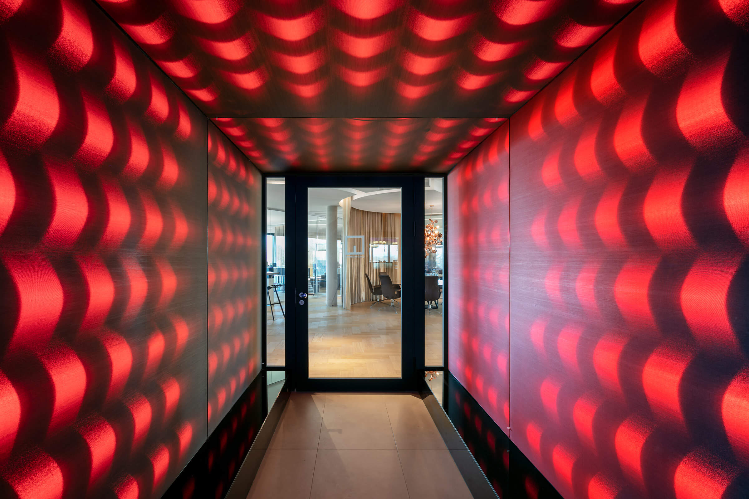 Ein Eingangsbereich mit rot leuchtenden LEDs im Leuchtkasten