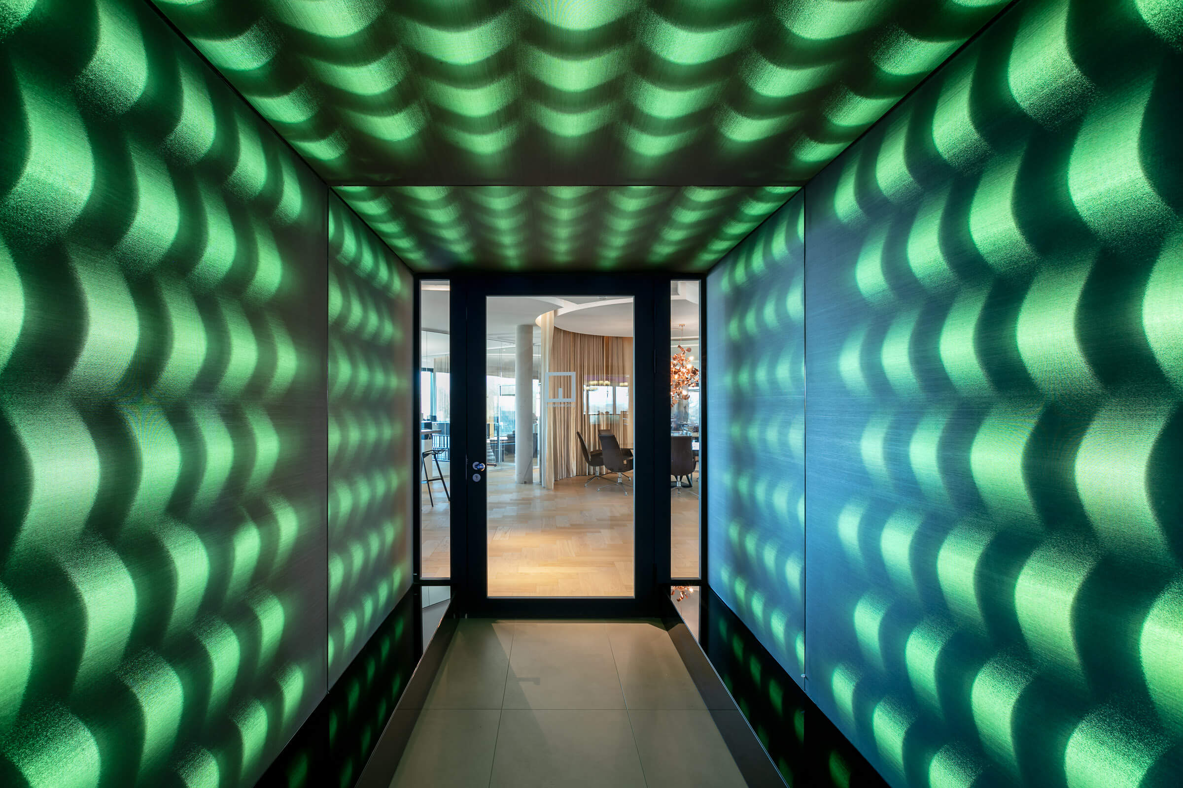 Ein Eingangsbereich eines Büros mit grünen LEDs beleuchtet