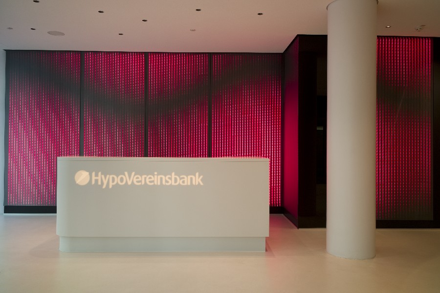 Large-area framesystems backlit with LEDs that create a dynamic lighteffect. ETTLIN LUX® light technical fabric enables a very special light effect in the entrance area of the HypoVereinsbank.