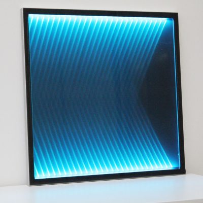 Mood Textil im Glas laminiert mit blauem Lichteffekt