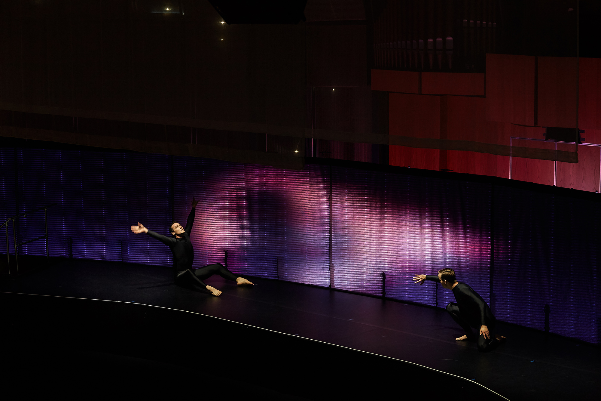 Lichtinstallation für das Bühnenbild zu Prometheus dis.order in der Tonhalle Düsseldorf, ausgestattet mit dem lichttechnischen ETTLIN LUX Textil Decolux 2506 (schwarz).