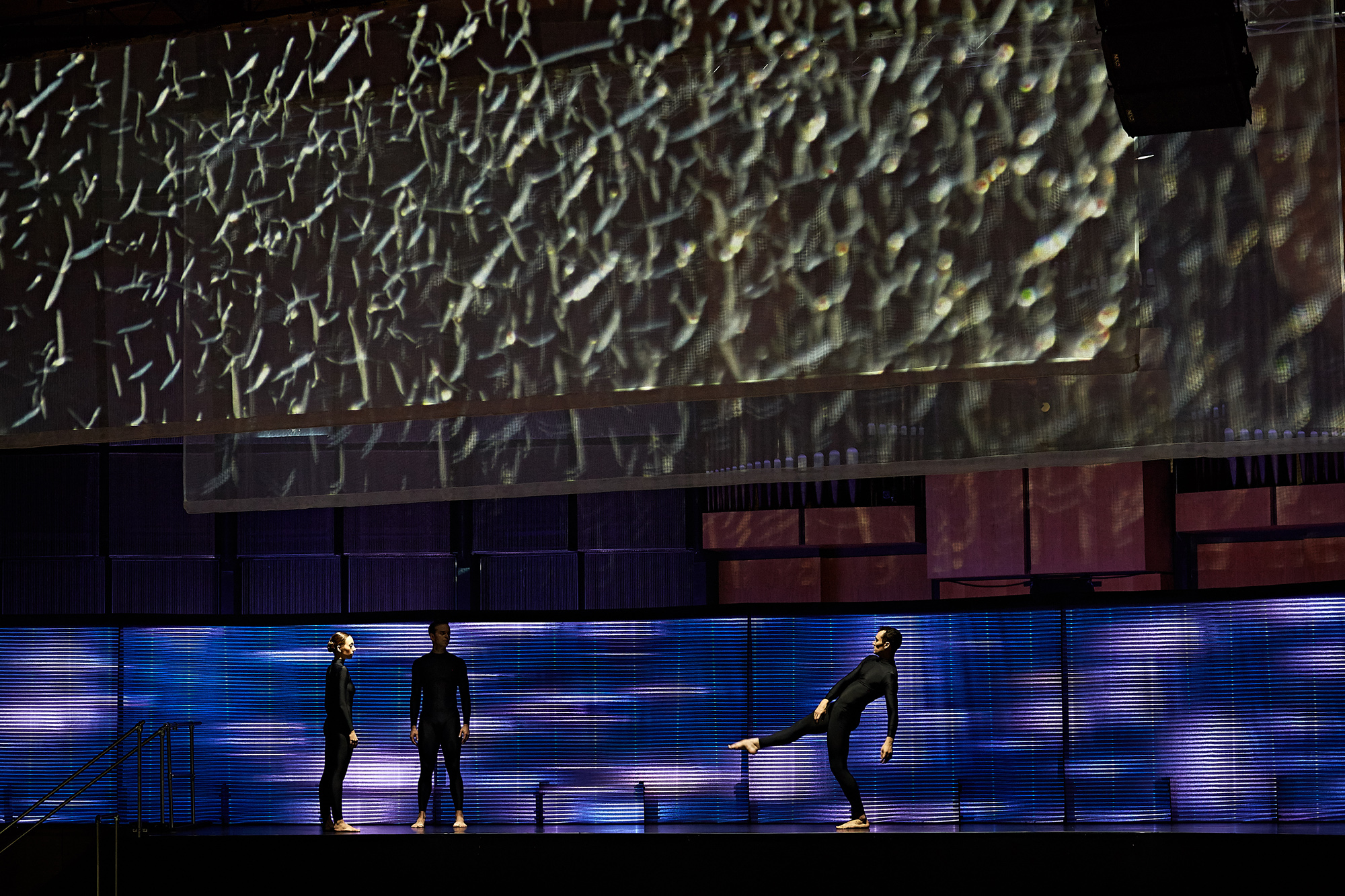 Lichtinstallation für das Bühnenbild zu Prometheus dis.order in der Tonhalle Düsseldorf, ausgestattet mit dem lichttechnischen ETTLIN LUX Textil Decolux 2506 (schwarz).
